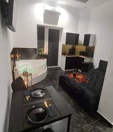 Czarny Z Jacuzzi Apartment