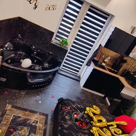 Czarny Z Jacuzzi 公寓 *