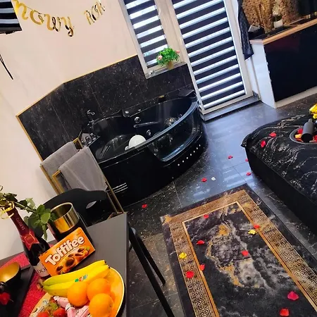 Czarny Z Jacuzzi Apartment *