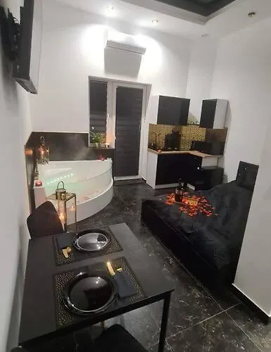 Czarny Z Jacuzzi Apartament