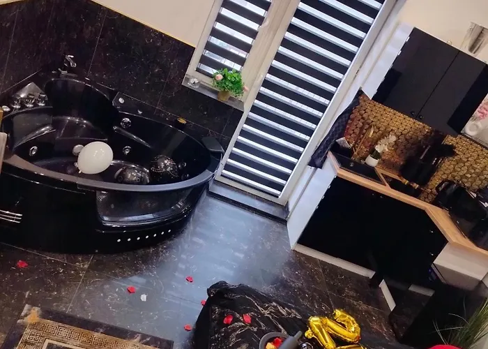 Czarny Z Jacuzzi Apartment *