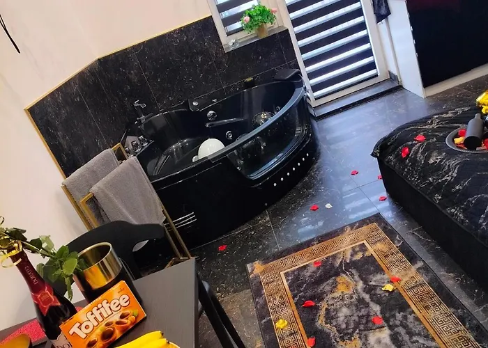 Czarny Z Jacuzzi Apartment *